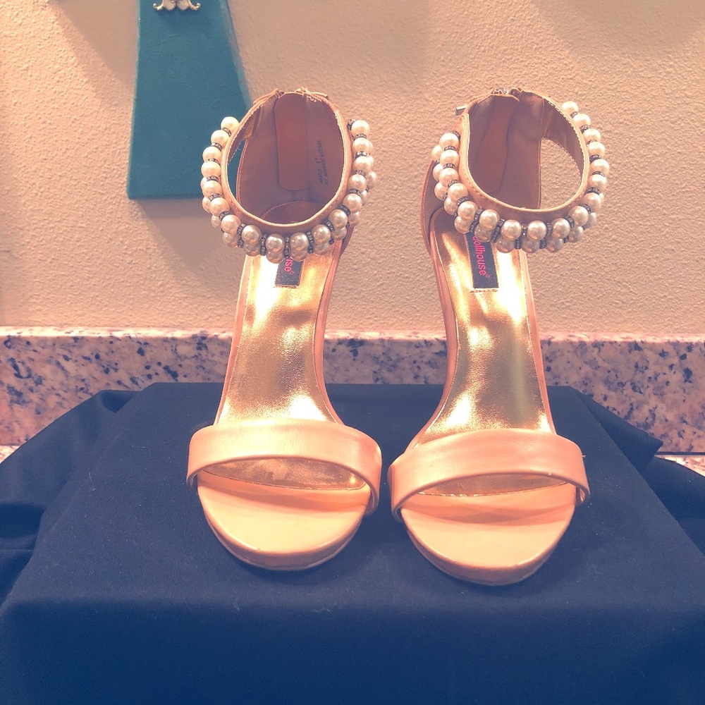 Dollhouse Beige Pump w/ Pearl detail